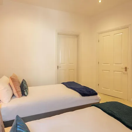 Host & - Bond End * Knaresborough